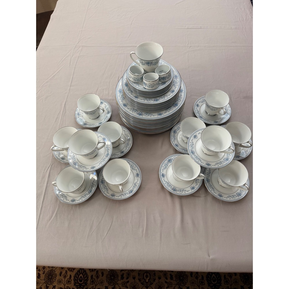 Noritake Blue Hill 2482 Fine China Dinnerware Set Blue Floral Platinum Trim